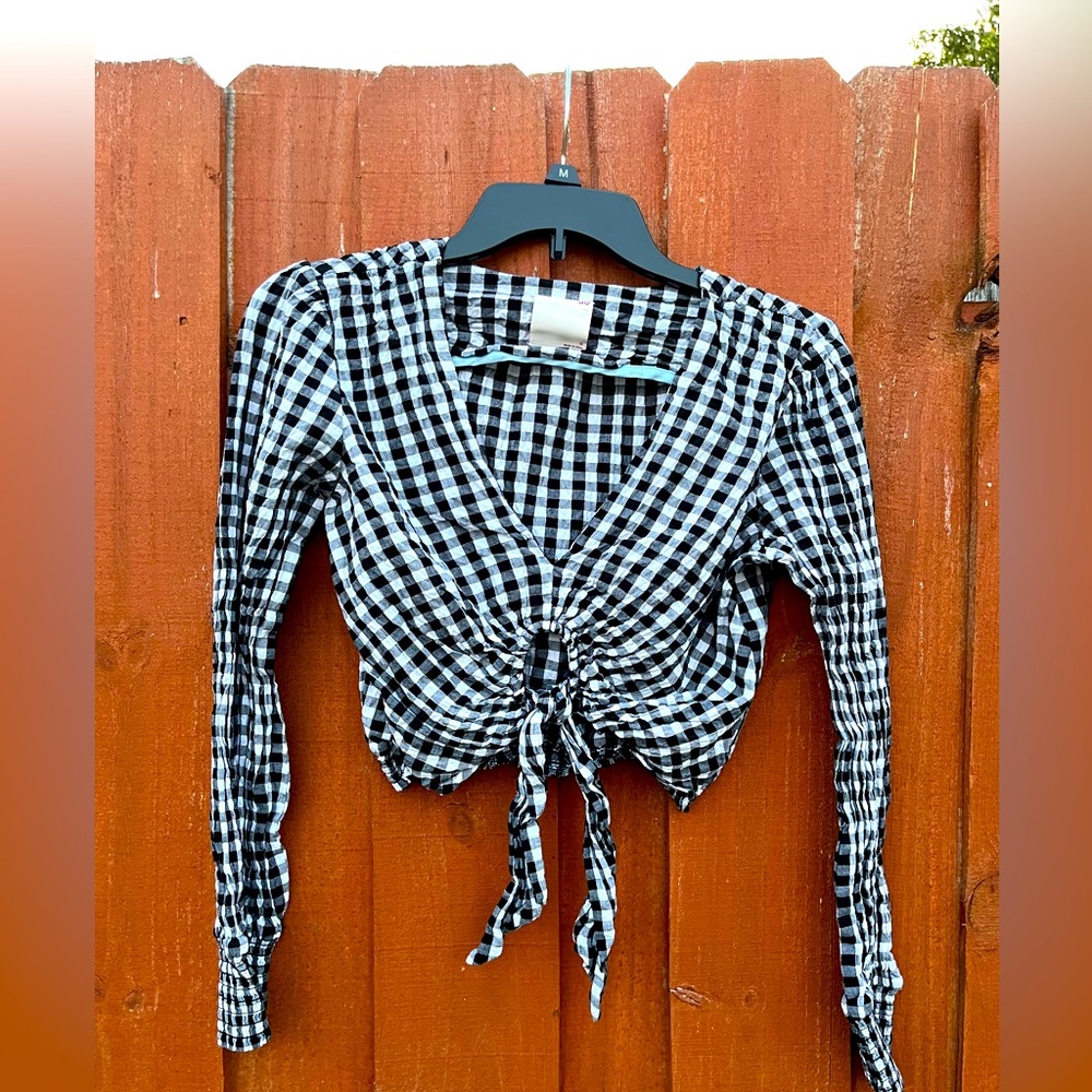 Cute crop with front cutout